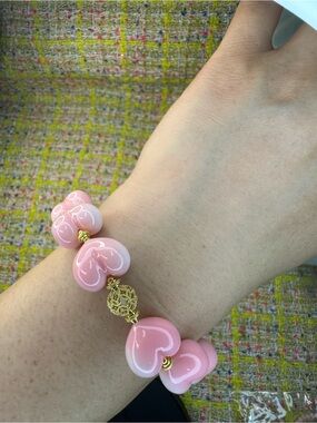 Pink Queen Shell carved heart beads bracelet